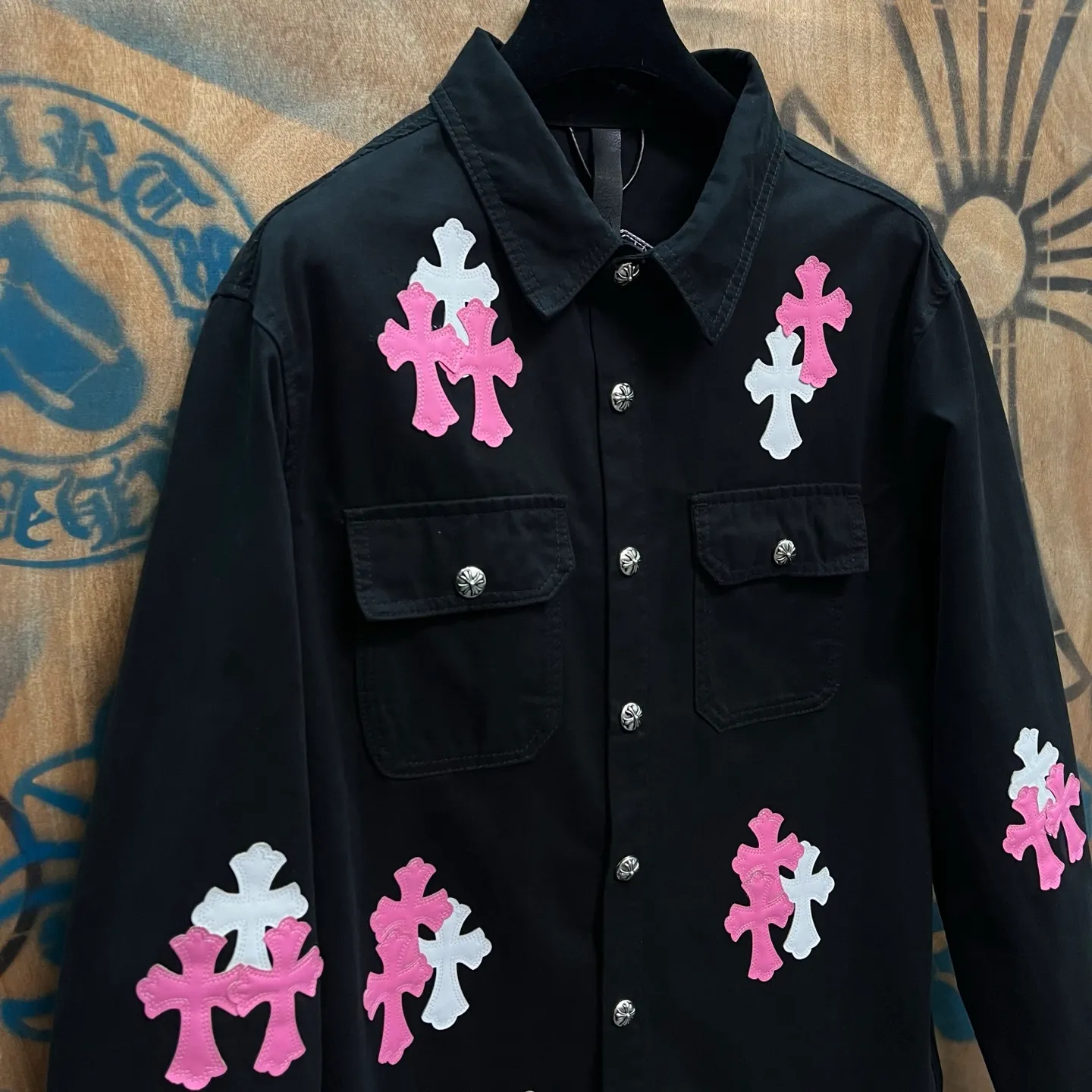 P610 Wang Zha has a new one! Heavy 15.5oz! Kill all market versions instantly! The price has bottomed out. Chrome Hearts Haute Couture Chrome Hearts patchwork leather denim jacket. The choice of high-grade twill denim custom-made fabrics is very important. It distinguishes the low version and wrong version of all pure black denim fabrics on the market. The cross patchwork leather is all imitation lambskin. All dyeing is completely restored without color difference. The inner leather label is first-layer calfskin. All hardware is 925 silver plated. It distinguishes all versions on the market. There is no better casual comparison in the market. Same style for men and women S-XL